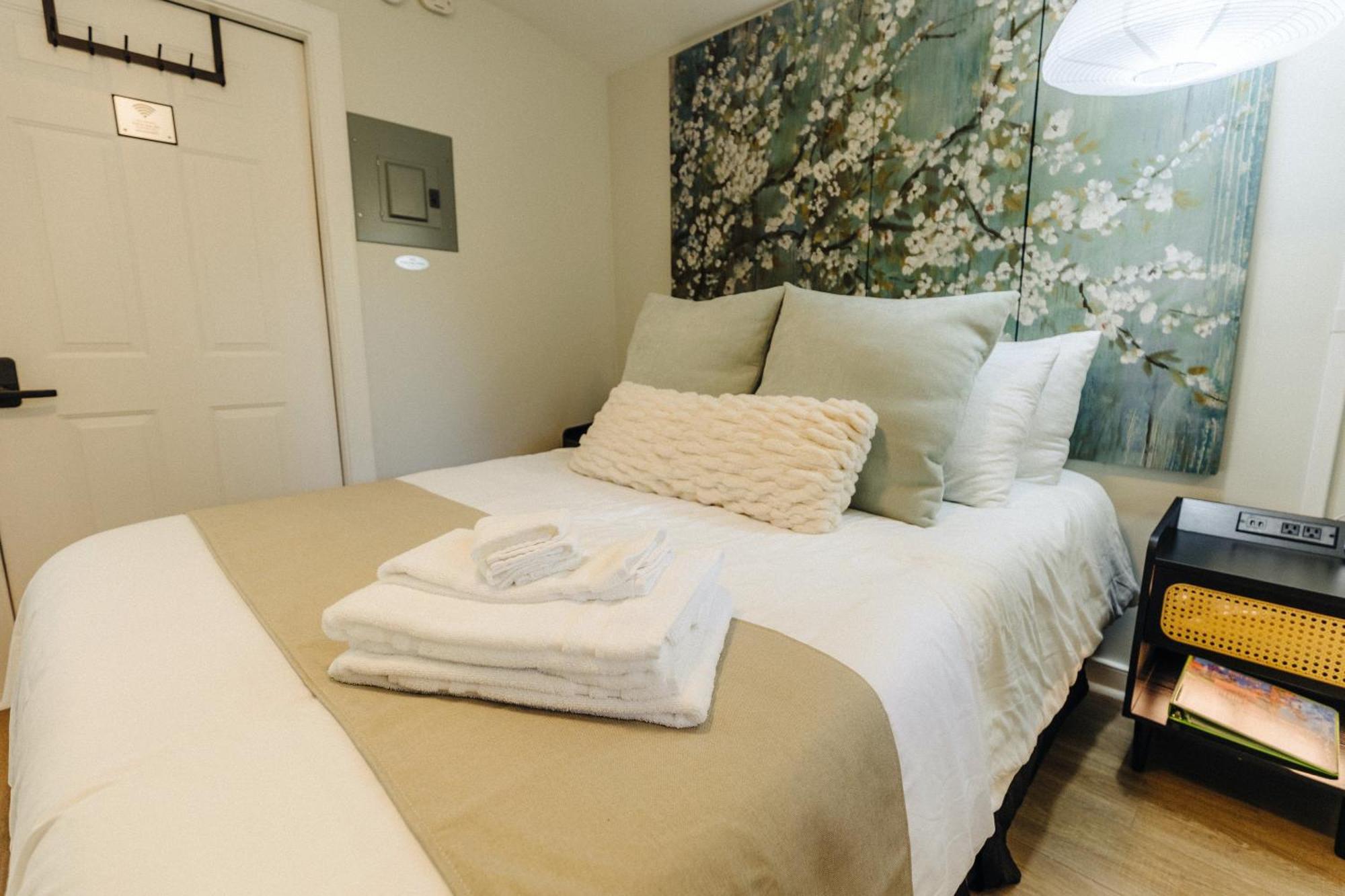 Holiday home Centrally Located Tiny Queen Bed Rear