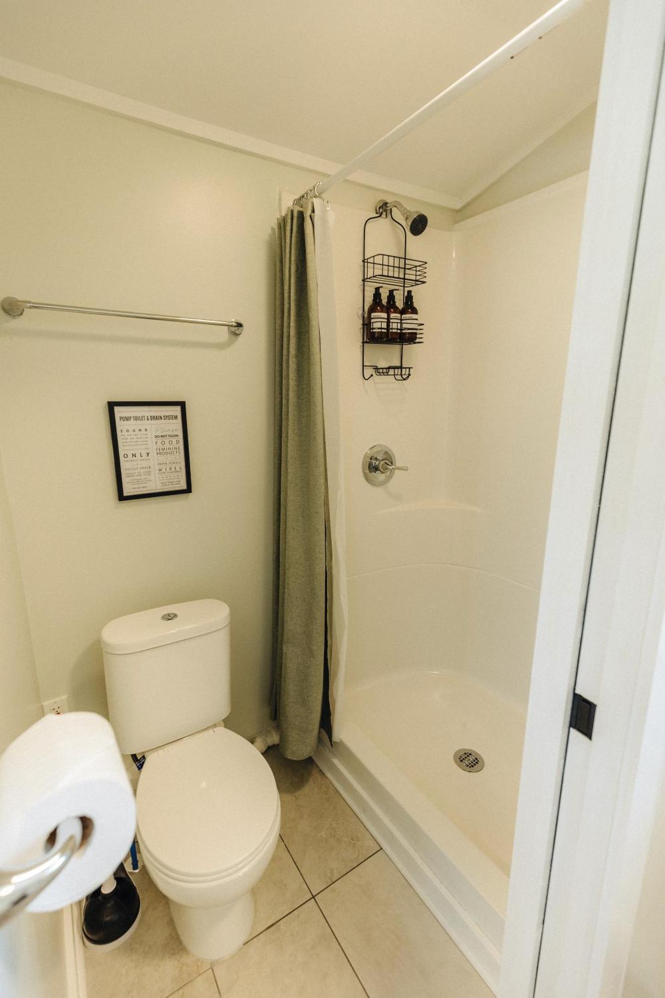 Centrally Located Tiny Queen Bed Rear Holiday home *