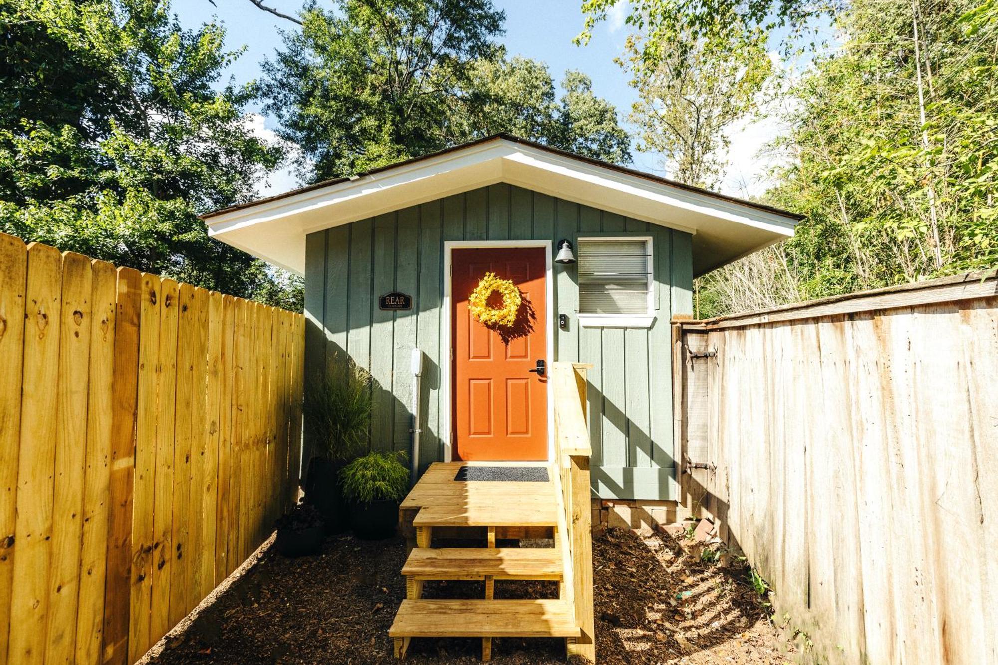 Centrally Located Tiny Queen Bed Rear Holiday home *