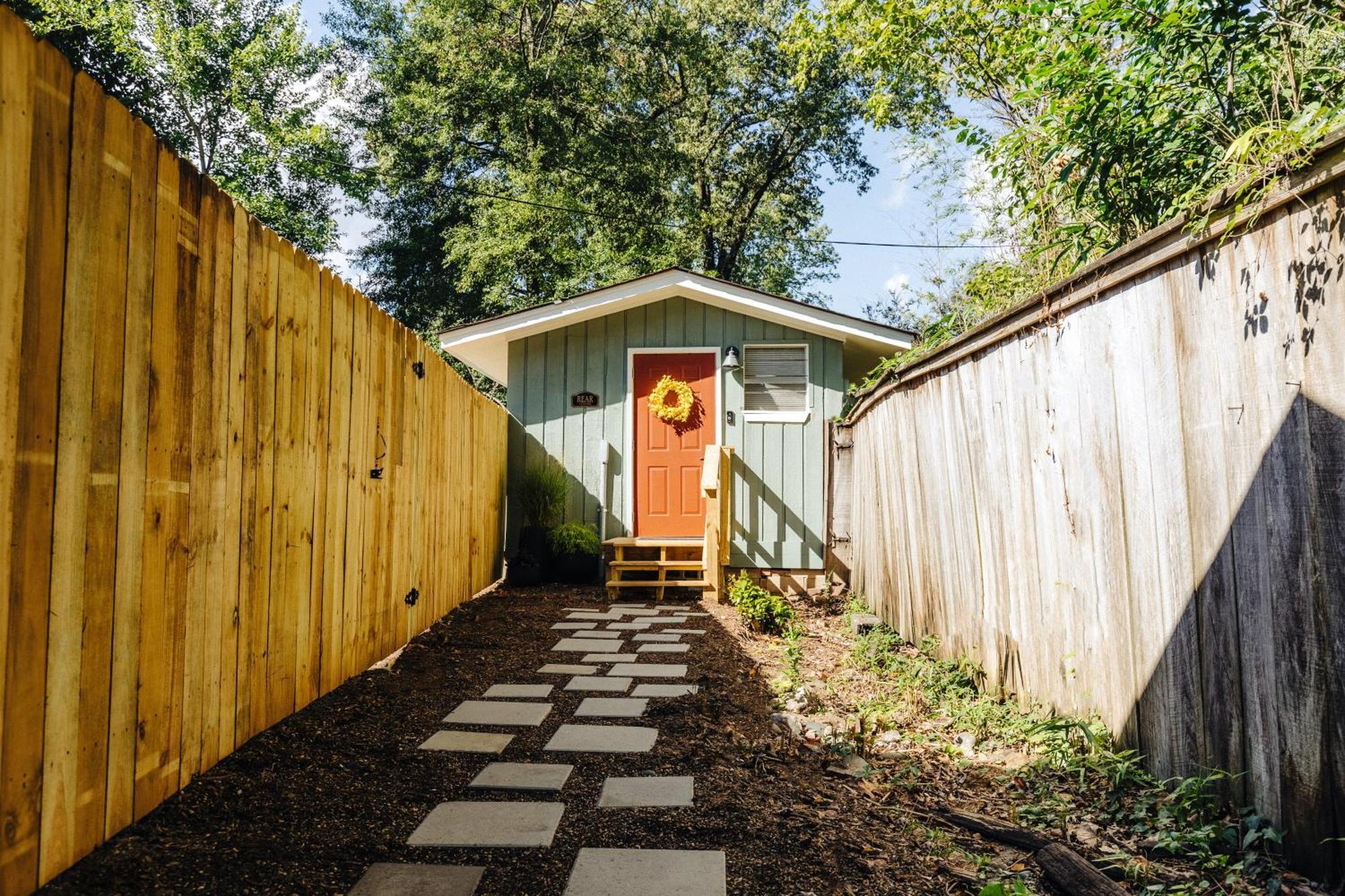 Centrally Located Tiny Queen Bed Rear Holiday home Memphis